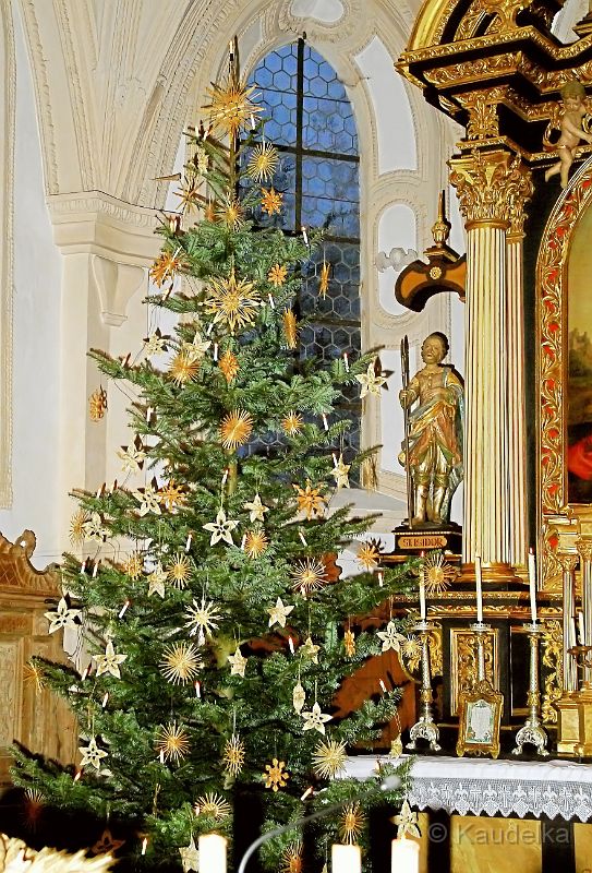 Christbaum und Krippe in der Kirche 02.jpg - Christbaum und Krippe in der Kirche